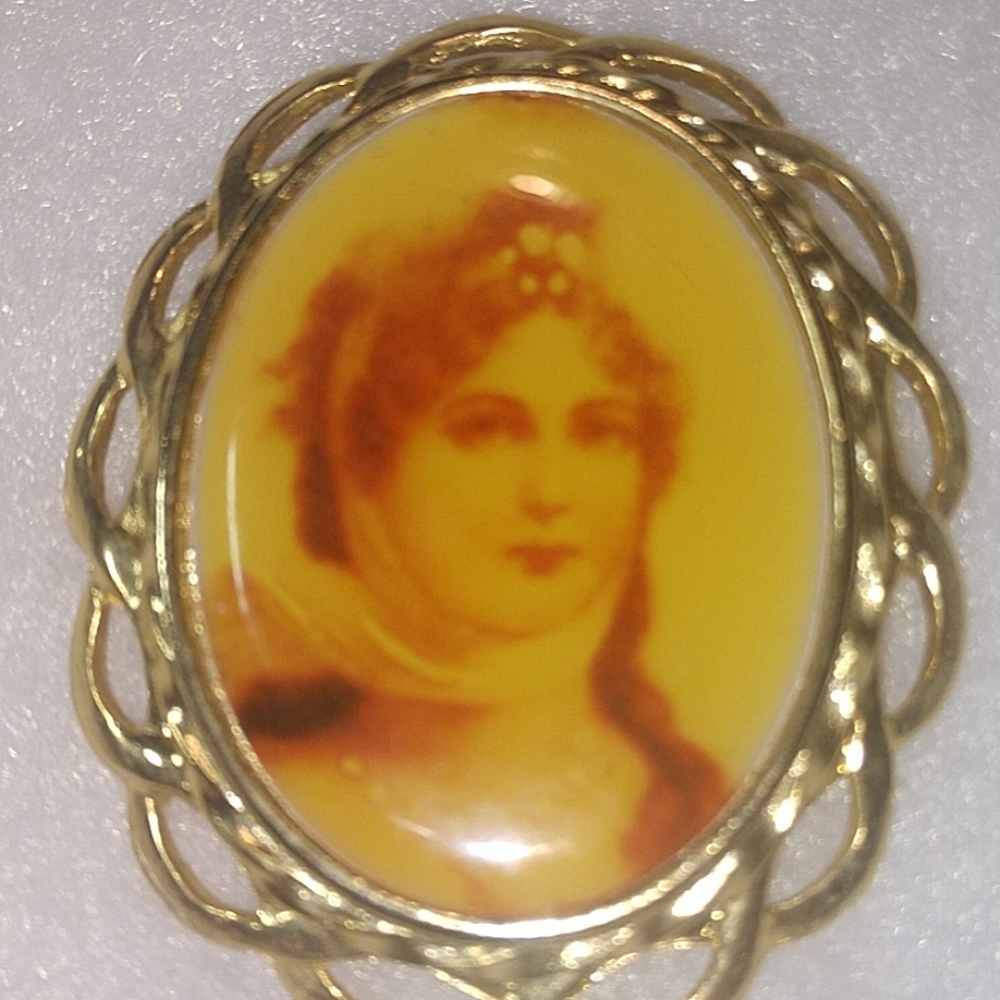 Estate Find Cameo W/Gold Trim
